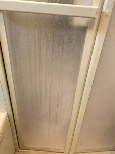浴室のドアの曇りガラスの白い筋が車用のアレで完全に落ちた しかも 所要時間はわずか10分程度 Megazin