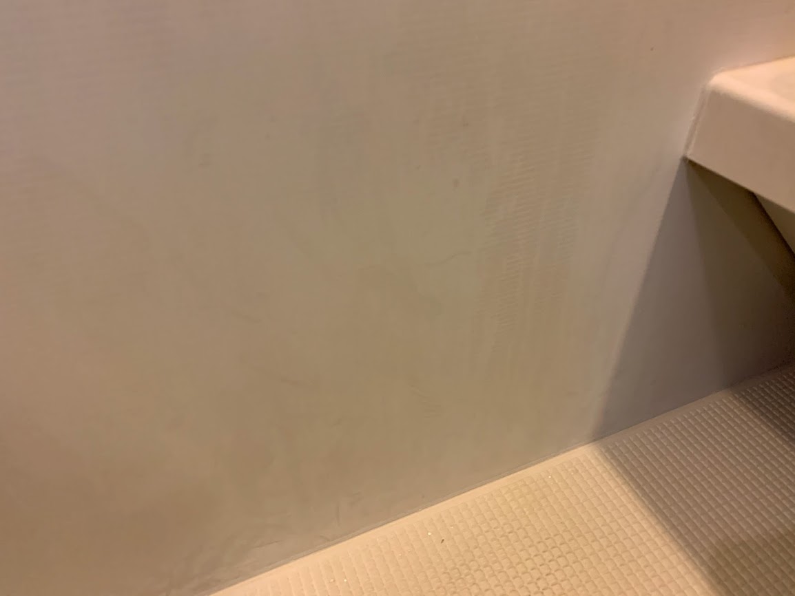 浴室の壁の水アカ 白い汚れ は水アカスポットクリーナーで簡単だった Megazin