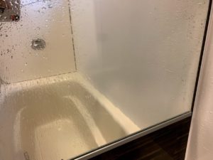 水垢　鏡　浴室