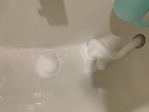 排水口の掃除に泡バブルーンを使用
