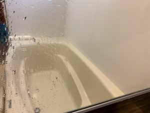 浴室の鏡の水垢