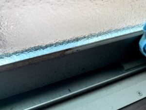 窓枠のゴムパッキン部分の汚れ