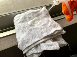 タオルにタオルに洗浄PROをスプレー