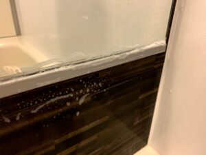 浴槽の鏡にこびりついた白い＆黒い塊をサンポールで除去