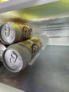 冷蔵庫内で転がるペットボトルや缶をストップ